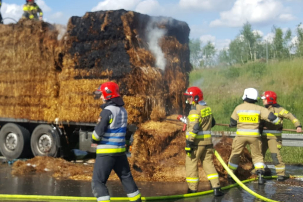 Obwodnica Szczecinka. Pożar naczepy z sianem