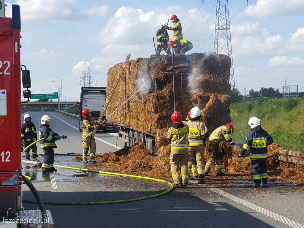 Obwodnica Szczecinka. Pożar naczepy z sianem