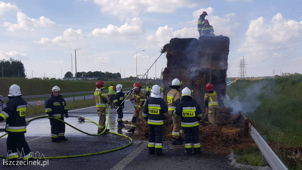 Obwodnica Szczecinka. Pożar naczepy z sianem