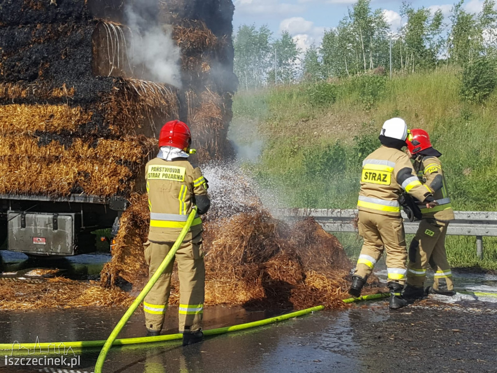 Obwodnica Szczecinka. Pożar naczepy z sianem