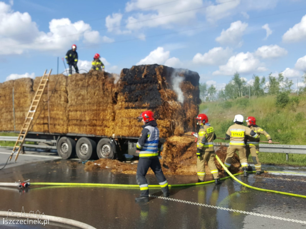 Obwodnica Szczecinka. Pożar naczepy z sianem