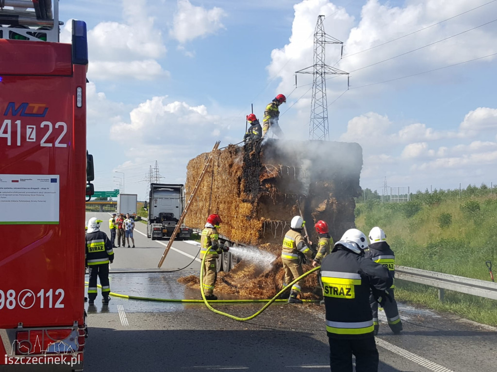 Obwodnica Szczecinka. Pożar naczepy z sianem