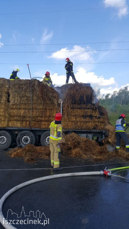 Obwodnica Szczecinka. Pożar naczepy z sianem