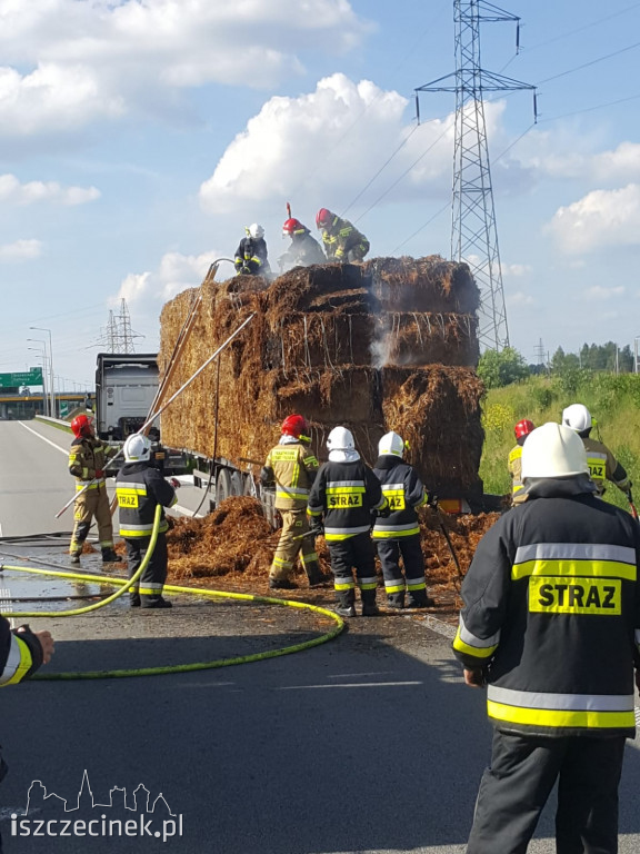 Obwodnica Szczecinka. Pożar naczepy z sianem
