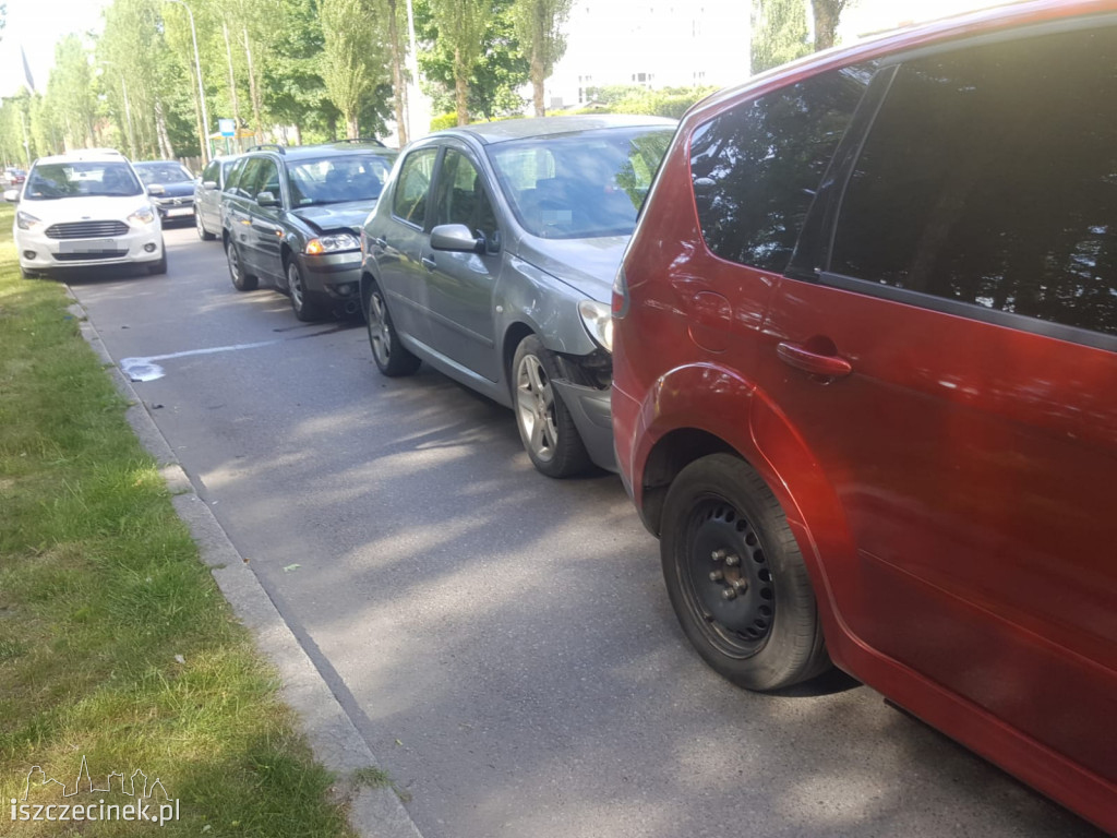 Stłuczka trzech aut na Mickiewicza. Jeden z kierowców pod wpływem alkoholu