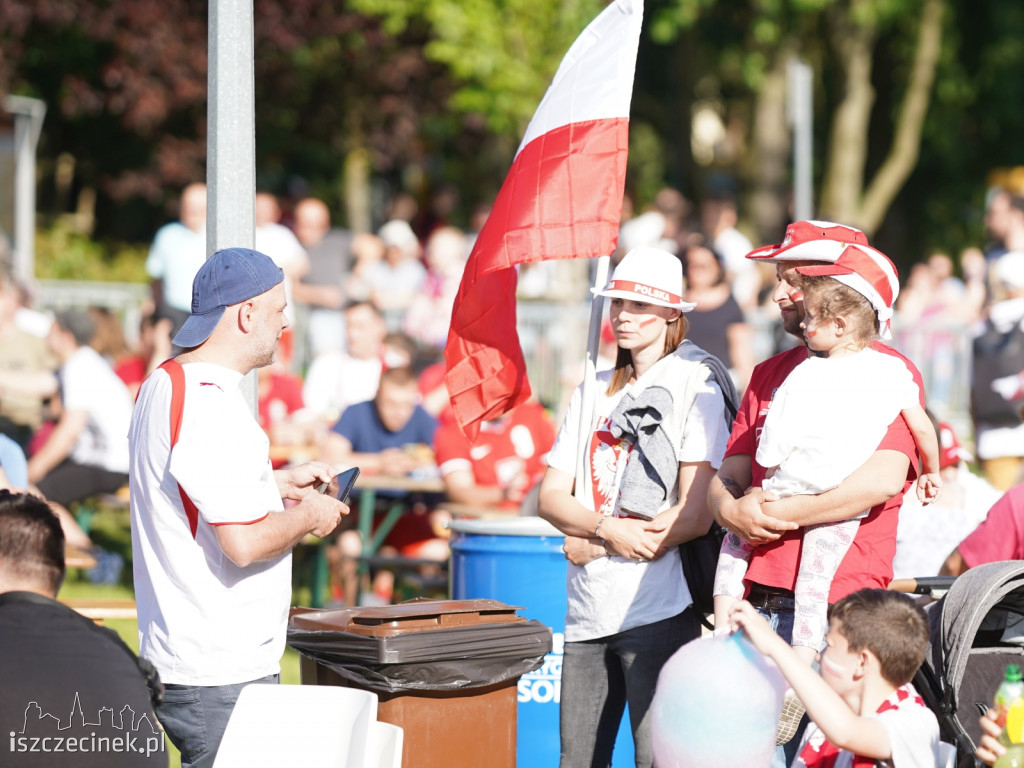 Kilkaset osób w Strefie Kibica przy Zamku w Szczecinku oglądało mecz Polska-Słowacja [ZDJĘCIA]