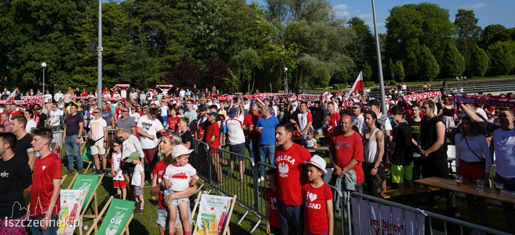 Kilkaset osób w Strefie Kibica przy Zamku w Szczecinku oglądało mecz Polska-Słowacja [ZDJĘCIA]