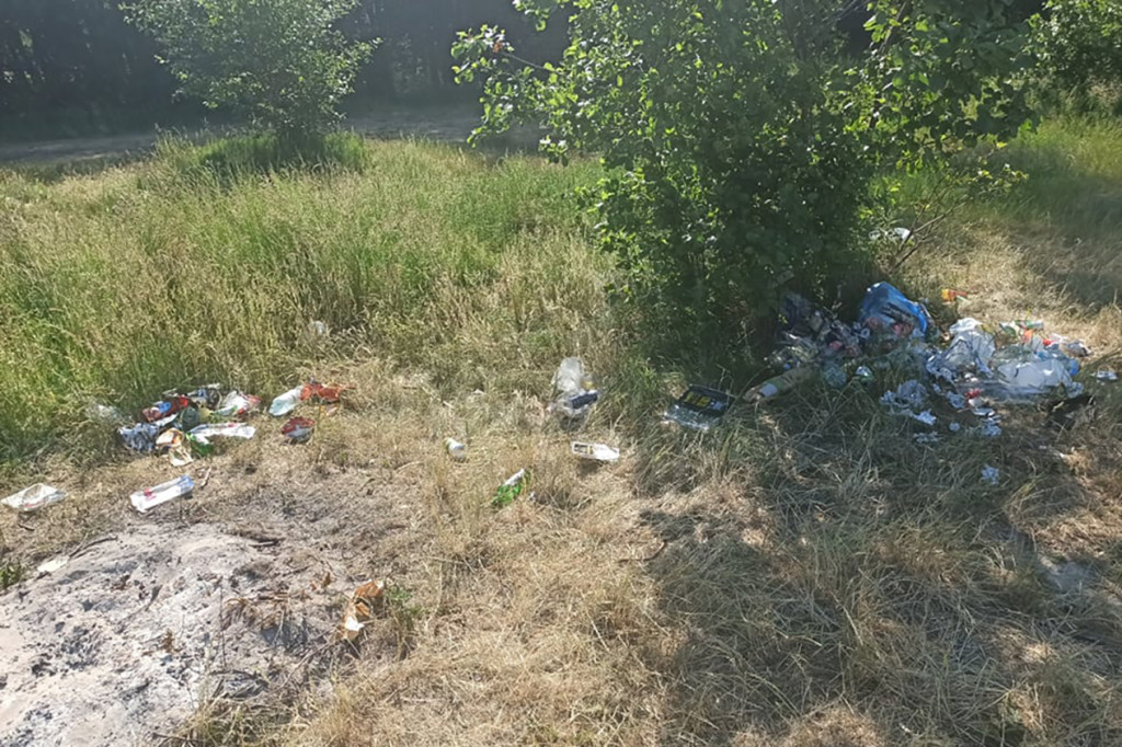 Śmieci na plaży w Gwdzie Wielkiej