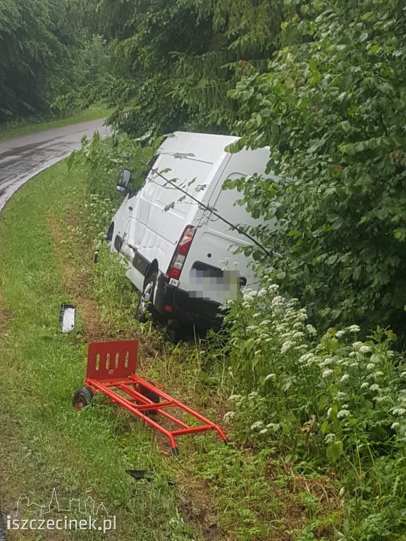 Kolizja busa z cysterną. Bus wylądował w rowie