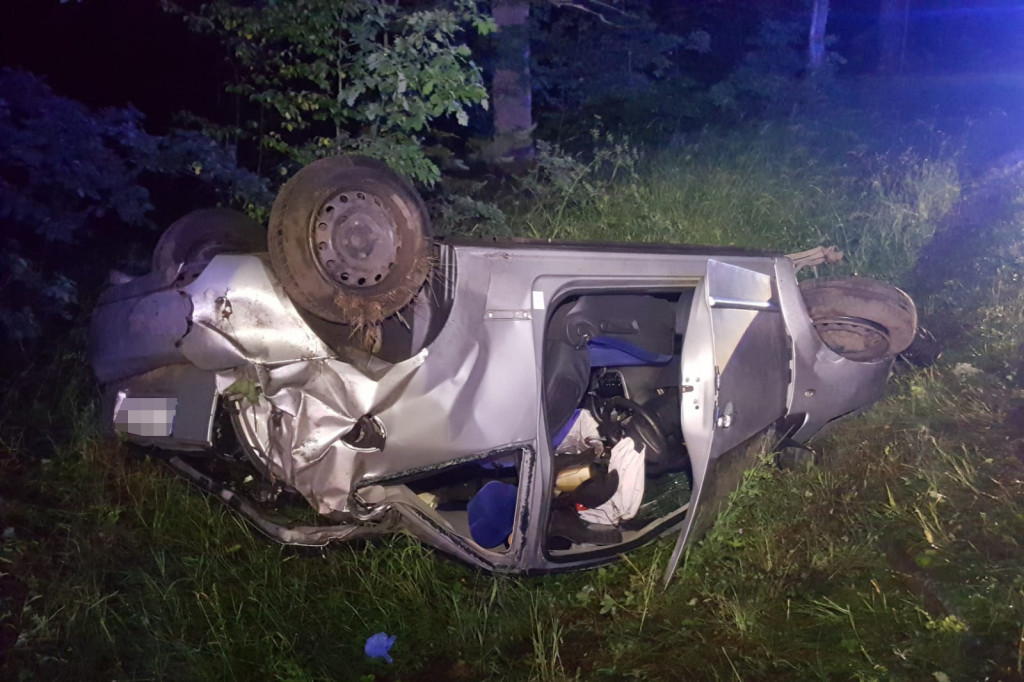 Poślizg zakończony dachowaniem. Młoda kobieta zabrana do szpitala