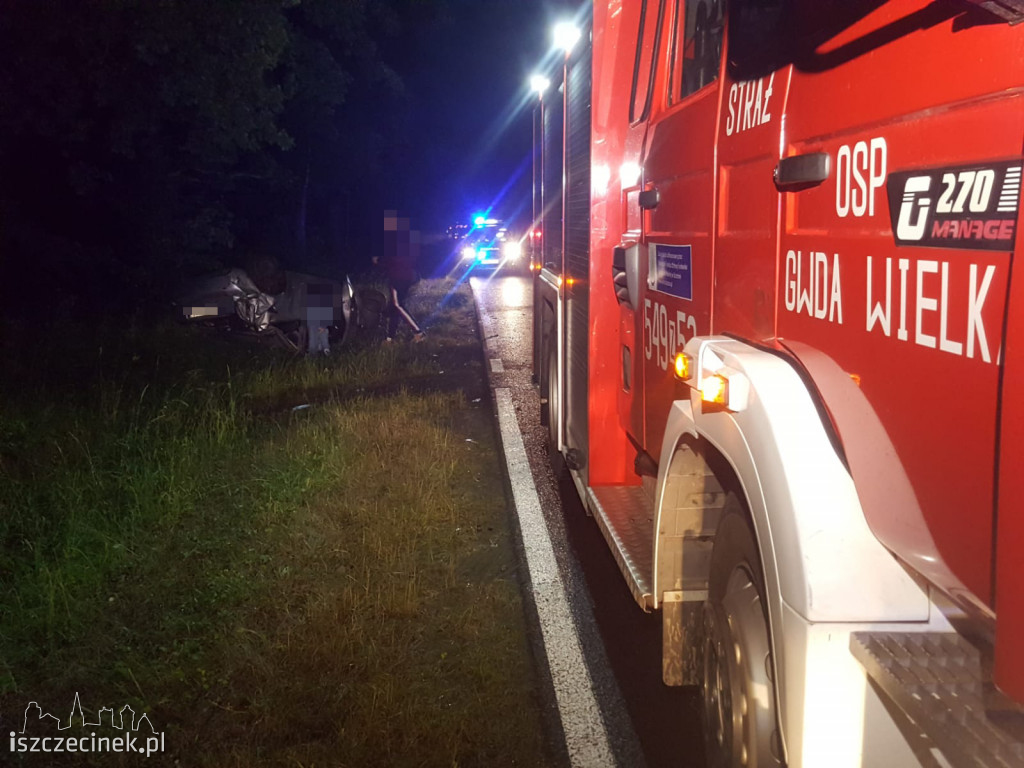 Poślizg zakończony dachowaniem. Młoda kobieta zabrana do szpitala