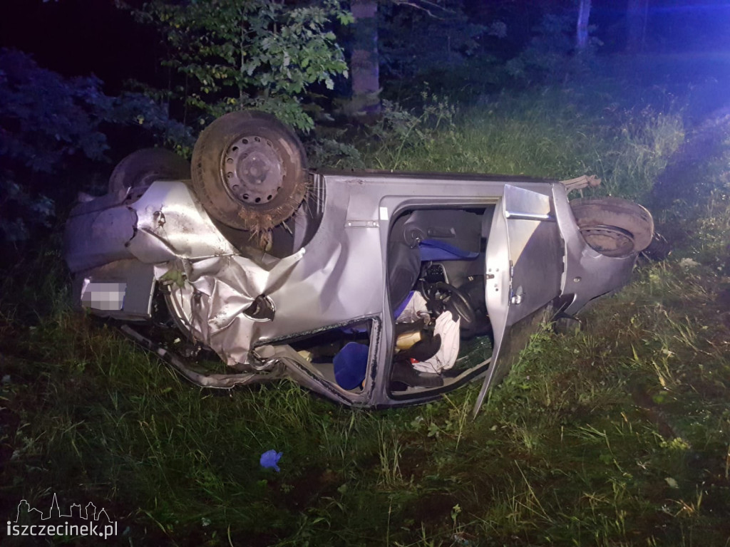 Poślizg zakończony dachowaniem. Młoda kobieta zabrana do szpitala