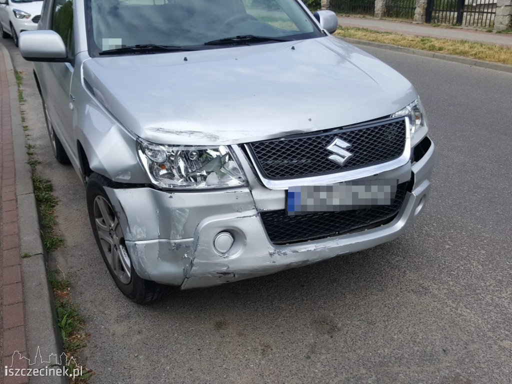Stłuczka na skrzyżowaniu. Dwa samochody rozbite