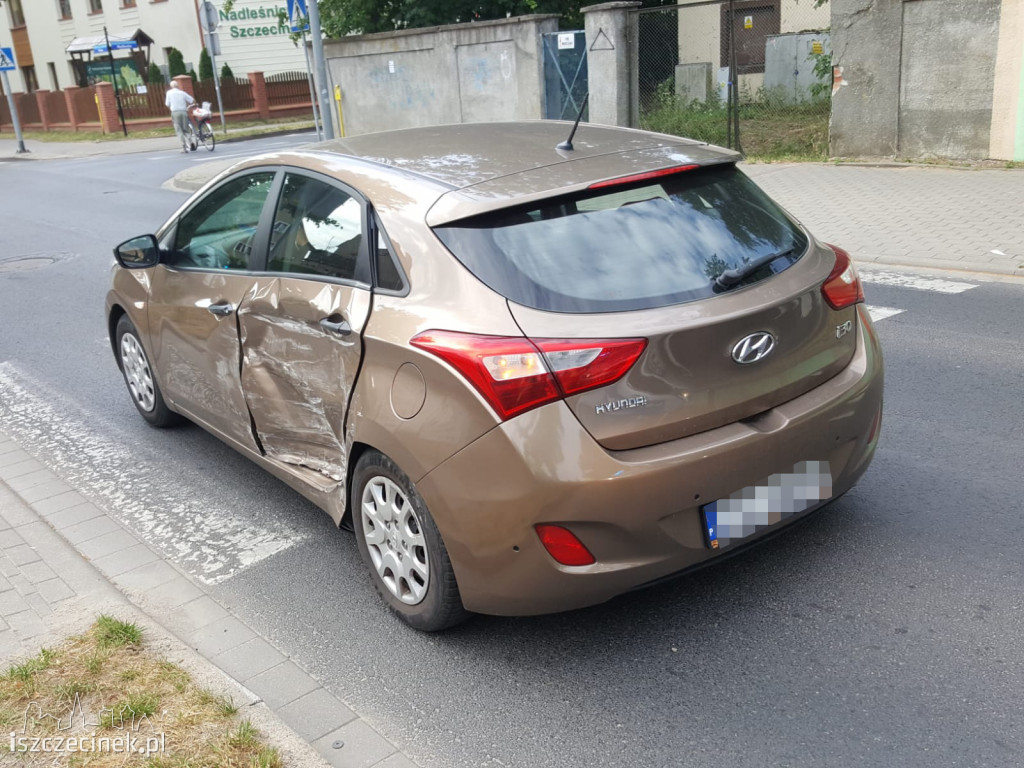 Stłuczka na skrzyżowaniu. Dwa samochody rozbite