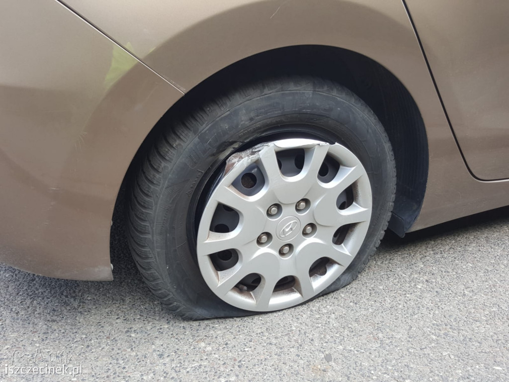 Stłuczka na skrzyżowaniu. Dwa samochody rozbite