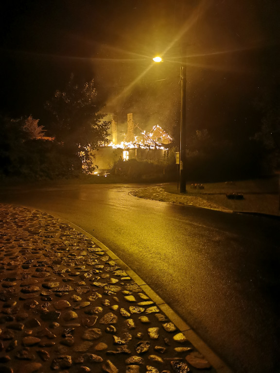 Nocny pożar domu w Sulikowie. Budynek spłonął doszczętnie