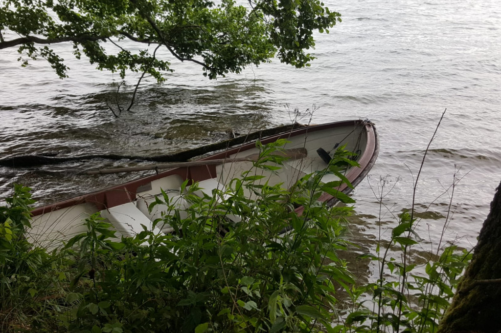 Dryfująca łódka na jeziorze. Akcja poszukiwawcza na jeziorze Pile