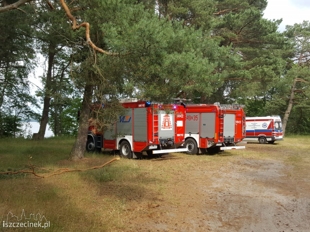 Dryfująca łódka na jeziorze. Akcja poszukiwawcza na jeziorze Pile