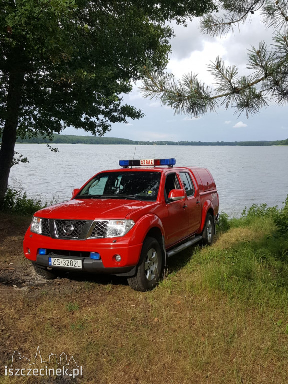 Dryfująca łódka na jeziorze. Akcja poszukiwawcza na jeziorze Pile