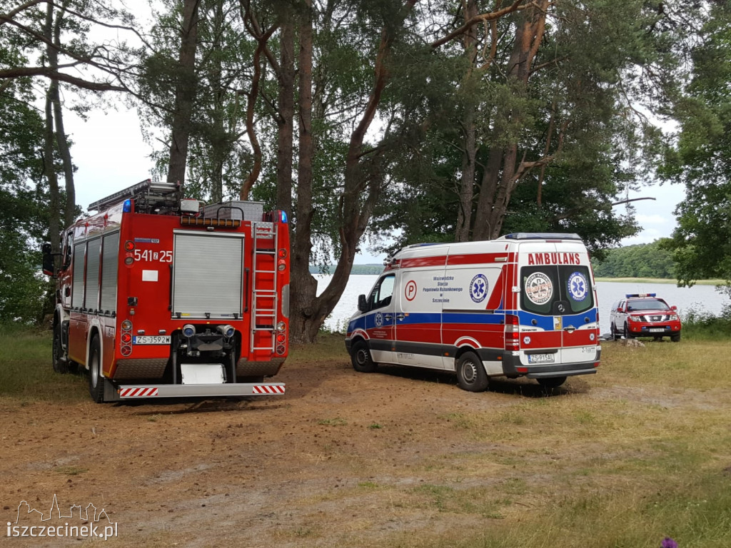 Dryfująca łódka na jeziorze. Akcja poszukiwawcza na jeziorze Pile