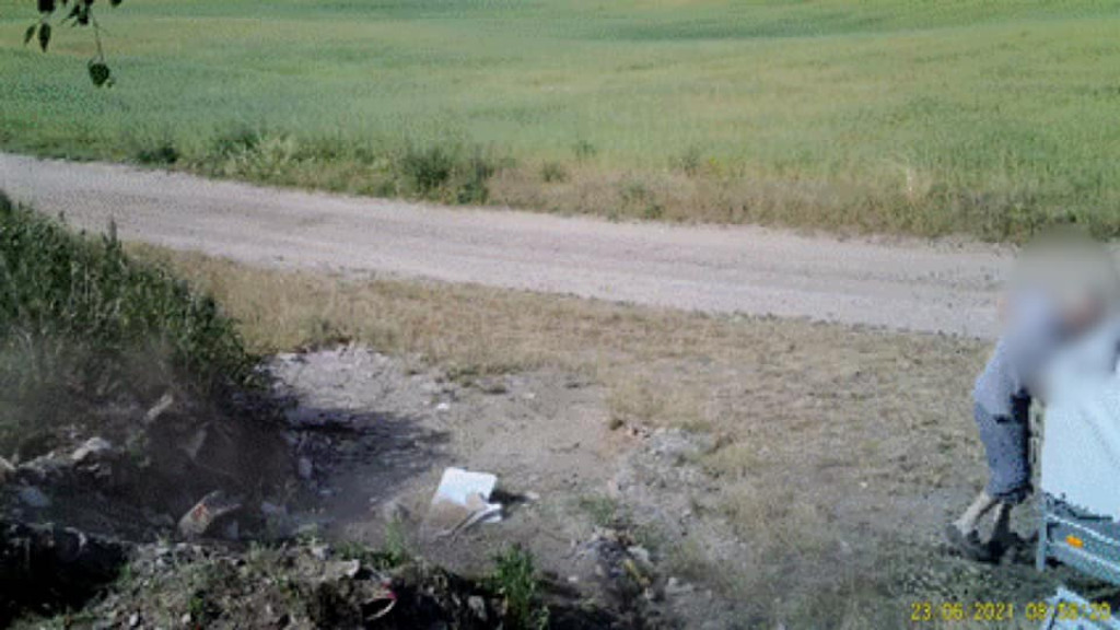 Wyrzucali śmieci przy drodze, nagrała ich fotopułapka