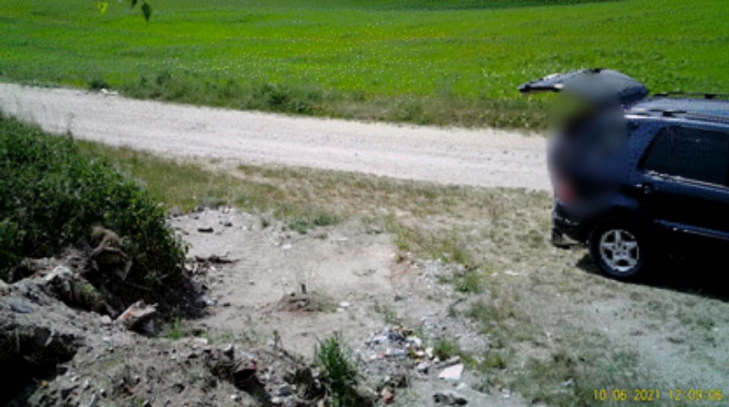 Wyrzucali śmieci przy drodze, nagrała ich fotopułapka