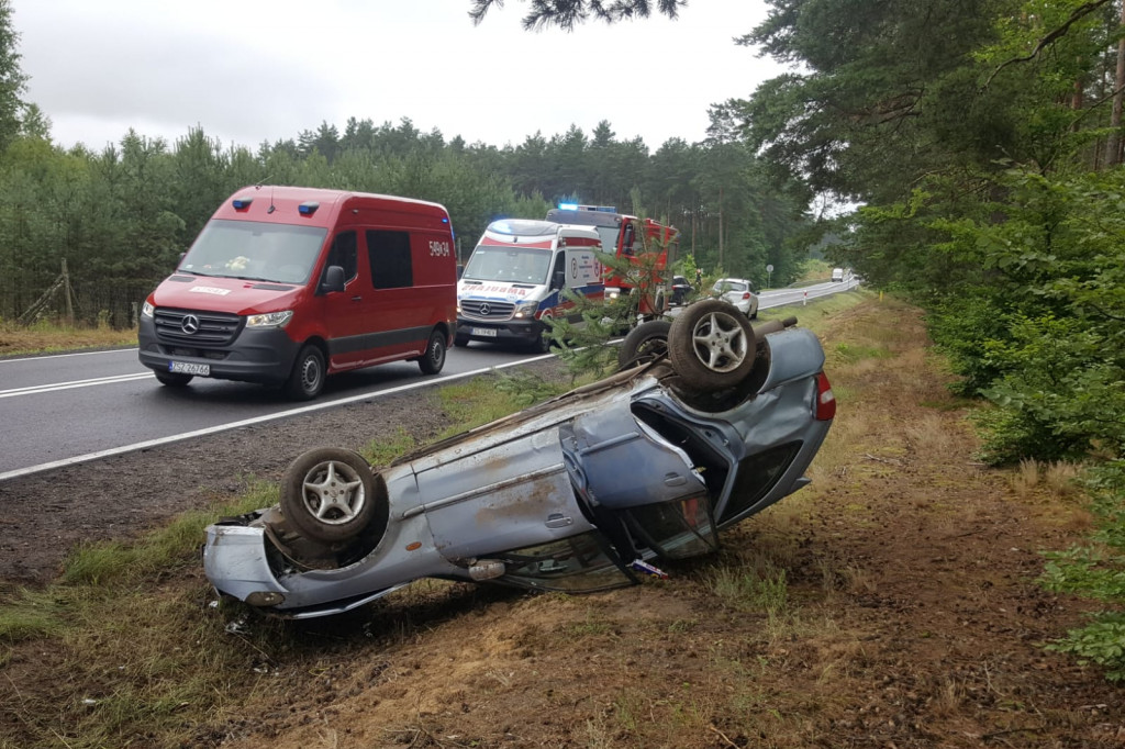 Kolejne dachowanie na drodze krajowej. Ślisko po opadach deszczu