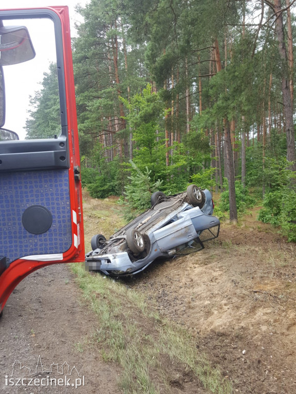 Kolejne dachowanie na drodze krajowej. Ślisko po opadach deszczu