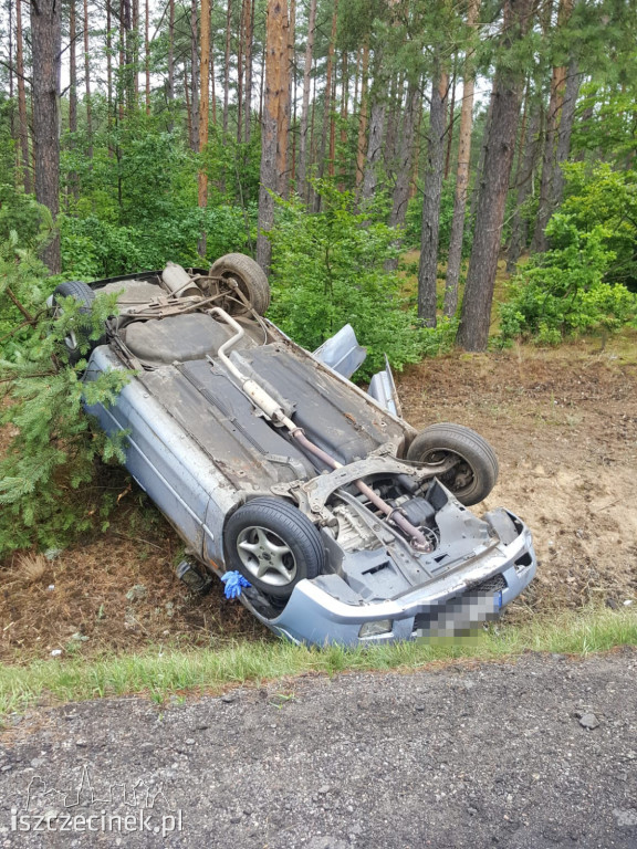 Kolejne dachowanie na drodze krajowej. Ślisko po opadach deszczu