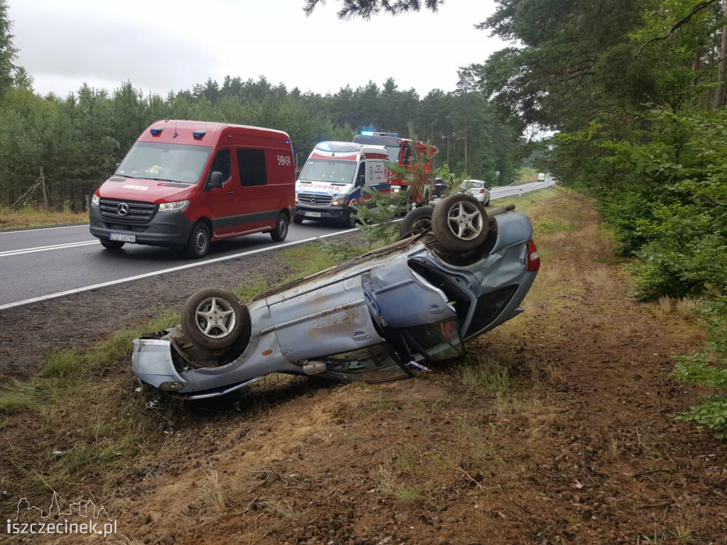 Kolejne dachowanie na drodze krajowej. Ślisko po opadach deszczu