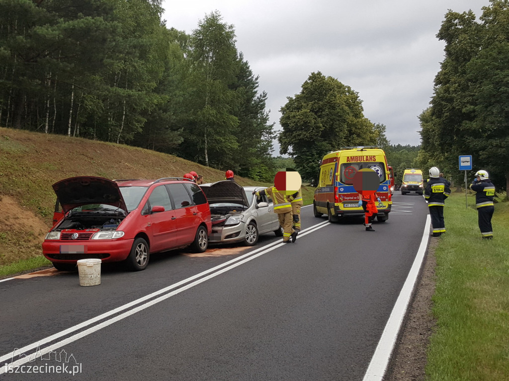 Zderzenie dwóch samochodów na DK-11. Są ranni