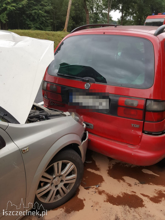 Zderzenie dwóch samochodów na DK-11. Są ranni