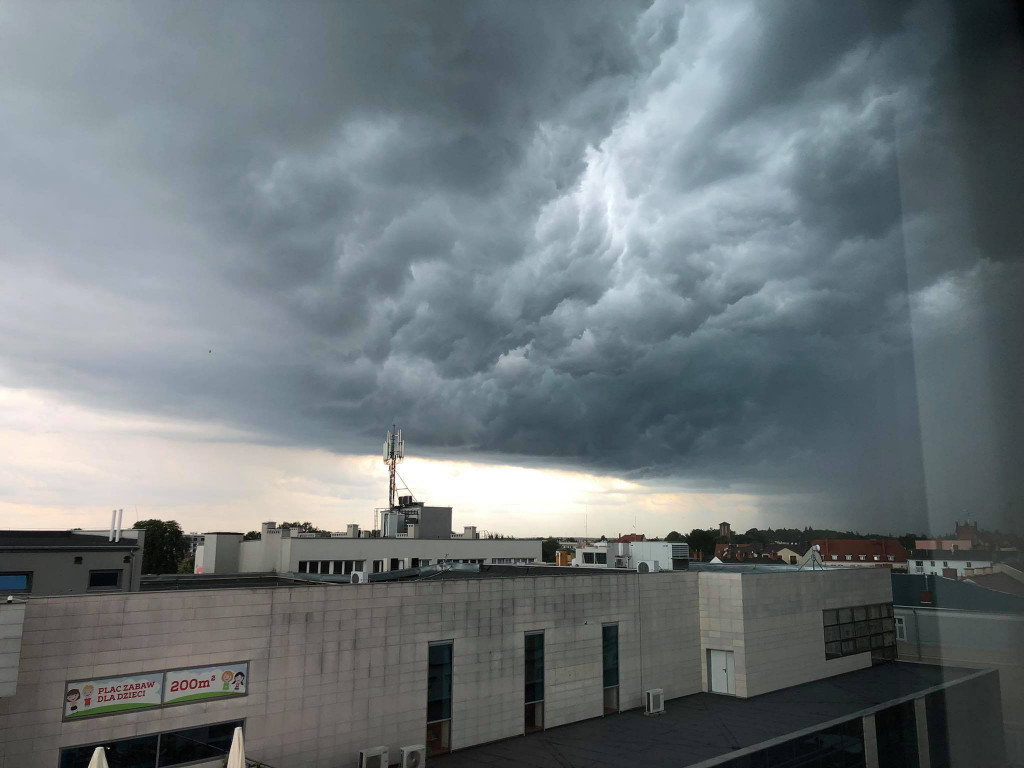 Burzowe chmury nad Szczecinkiem i regionem w obiektywach internautów. Zobaczcie!