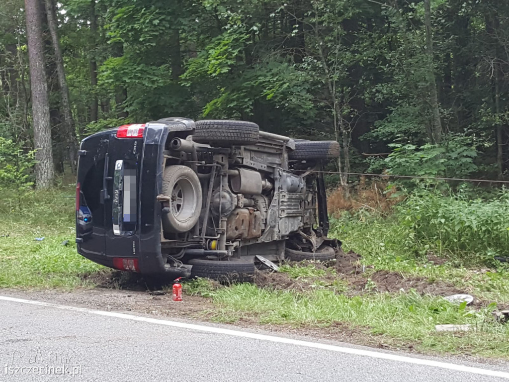 Zderzenie dwóch samochodów. 5 osób zabranych do szpitala [ZDJĘCIA]