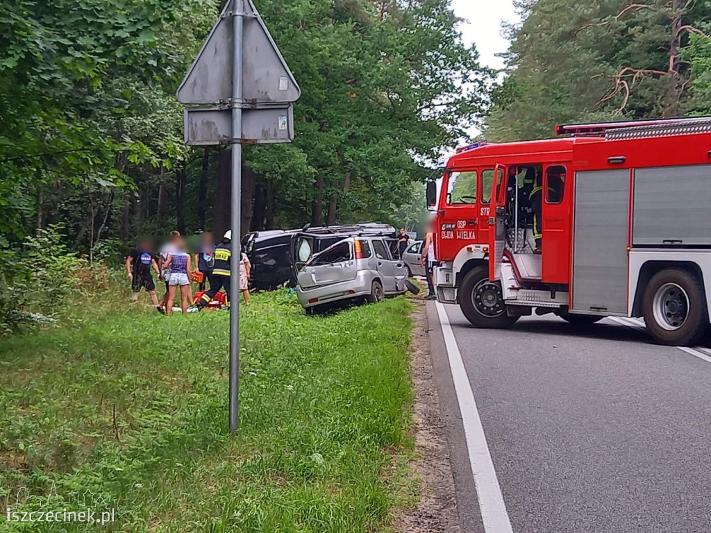 Zderzenie dwóch samochodów. 5 osób zabranych do szpitala [ZDJĘCIA]