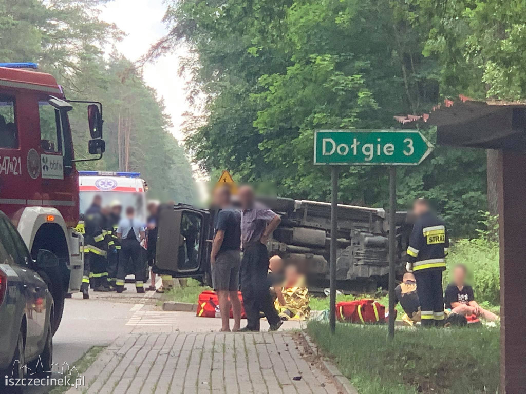 Zderzenie dwóch samochodów. 5 osób zabranych do szpitala [ZDJĘCIA]