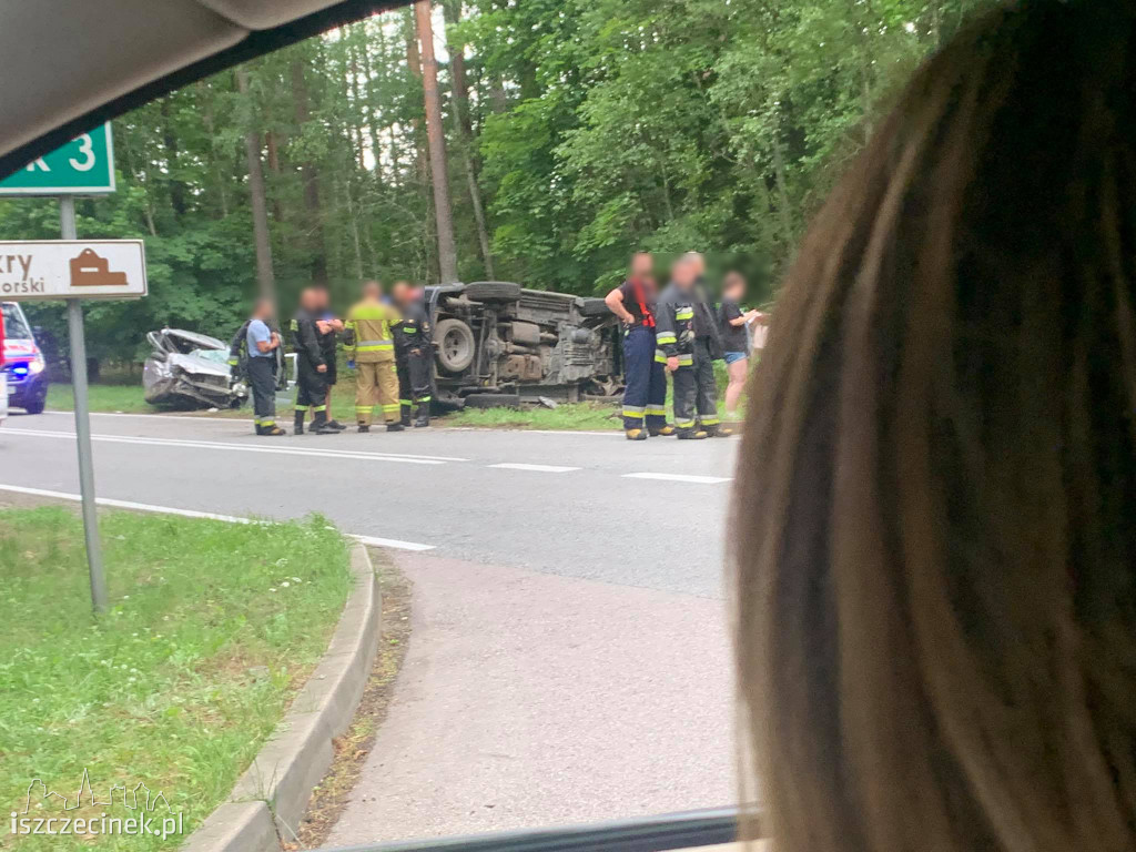 Zderzenie dwóch samochodów. 5 osób zabranych do szpitala [ZDJĘCIA]