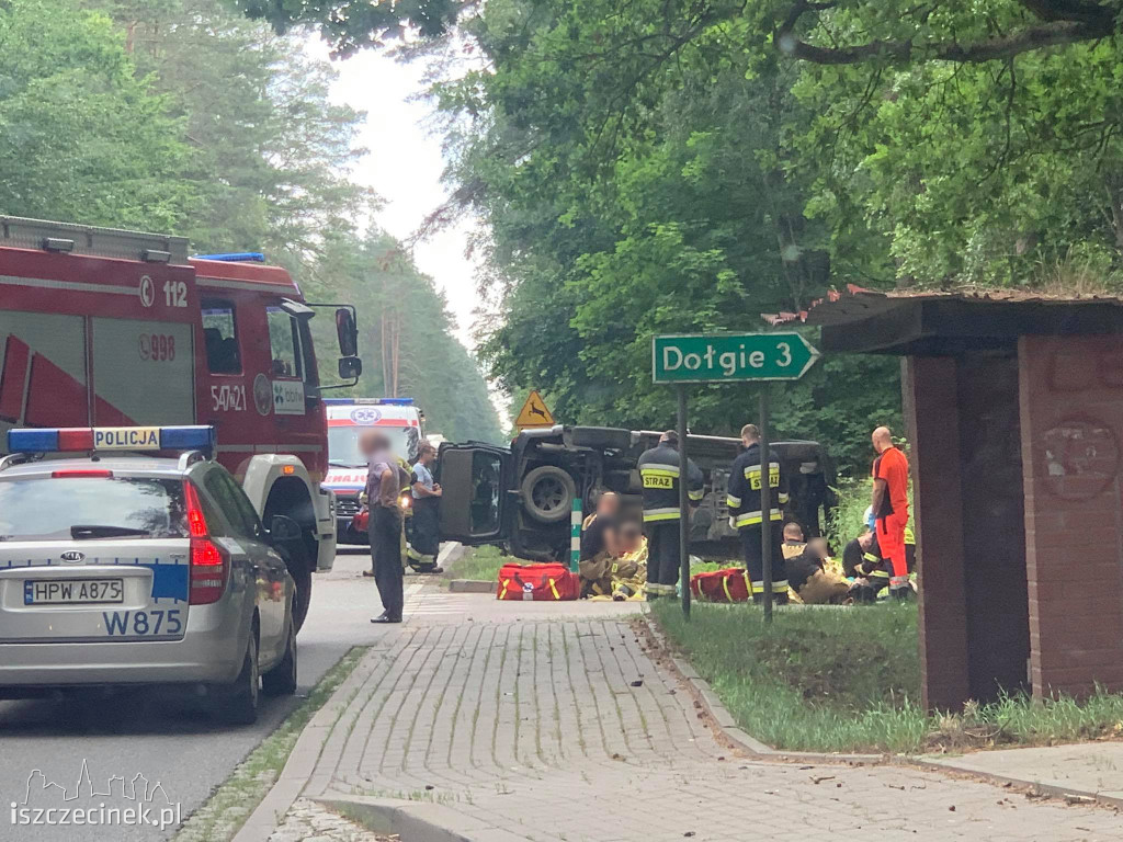 Zderzenie dwóch samochodów. 5 osób zabranych do szpitala [ZDJĘCIA]
