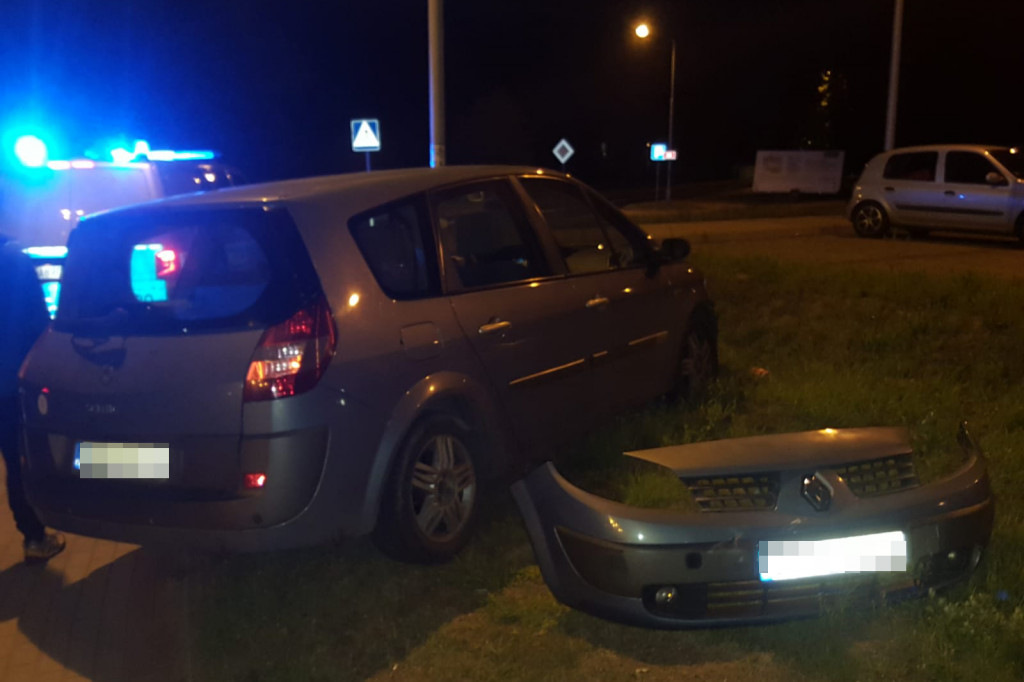 Nocna kolizja koło cmentarza. Ford wbił się w rondo