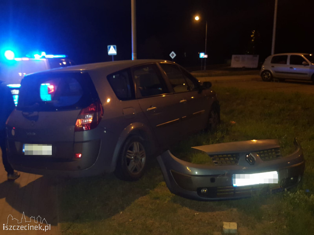 Nocna kolizja koło cmentarza. Ford wbił się w rondo