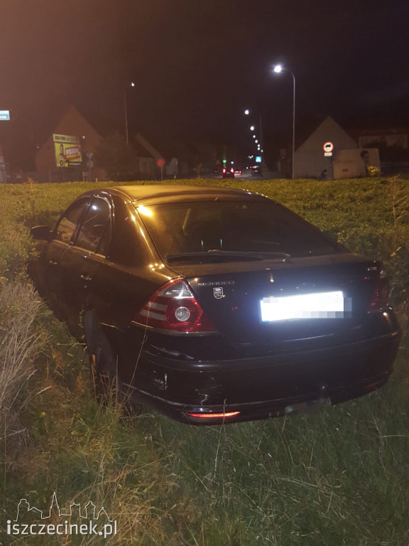 Nocna kolizja koło cmentarza. Ford wbił się w rondo