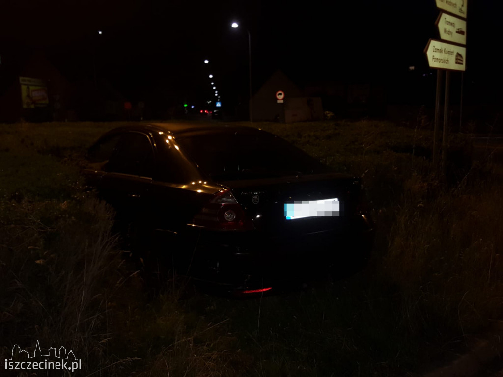 Nocna kolizja koło cmentarza. Ford wbił się w rondo
