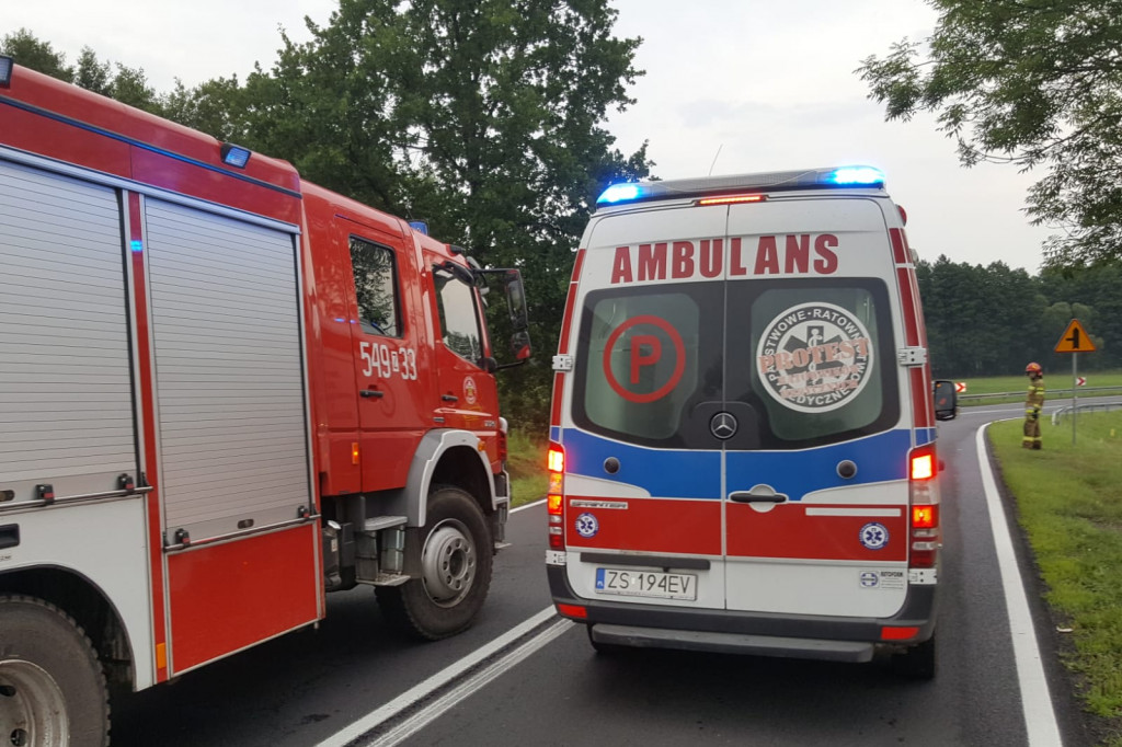 Poślizg na DK-20. Mercedes wylądował w rowie