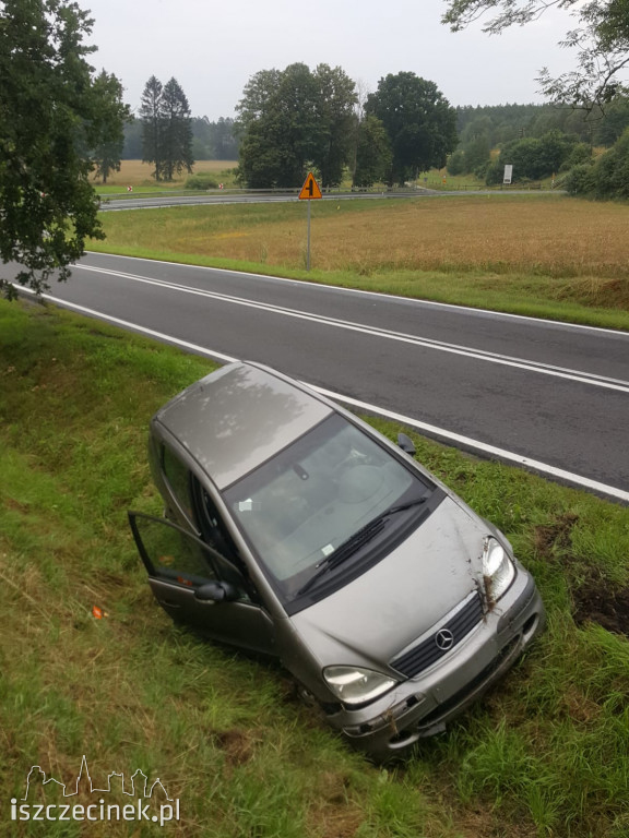 Poślizg na DK-20. Mercedes wylądował w rowie