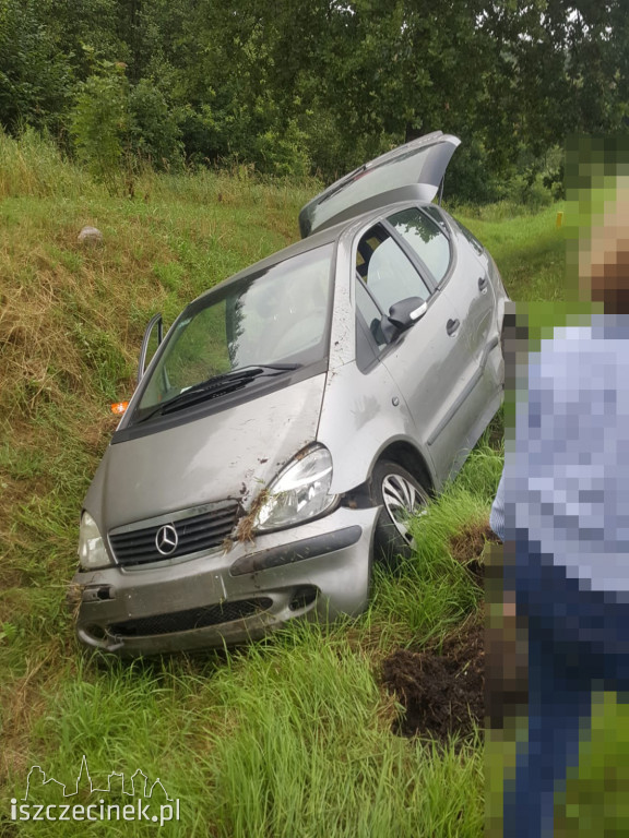 Poślizg na DK-20. Mercedes wylądował w rowie