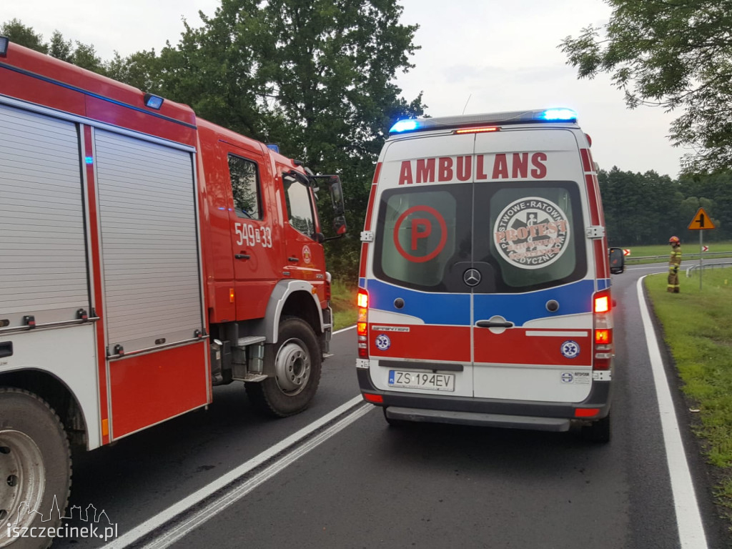 Poślizg na DK-20. Mercedes wylądował w rowie