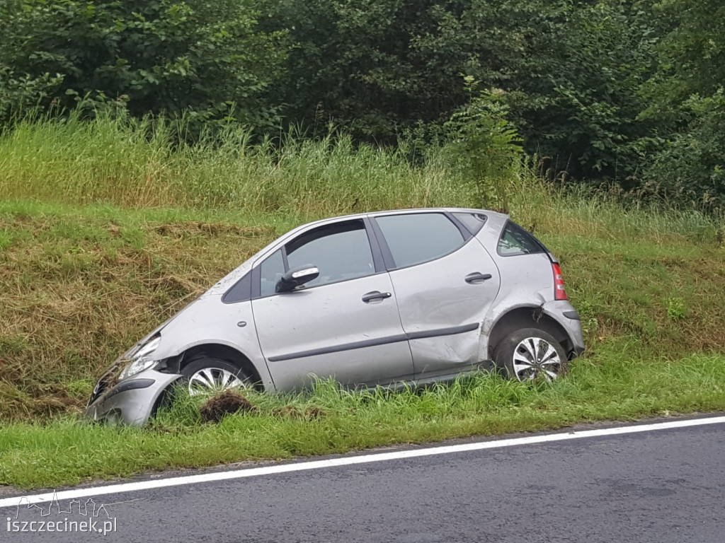 Poślizg na DK-20. Mercedes wylądował w rowie