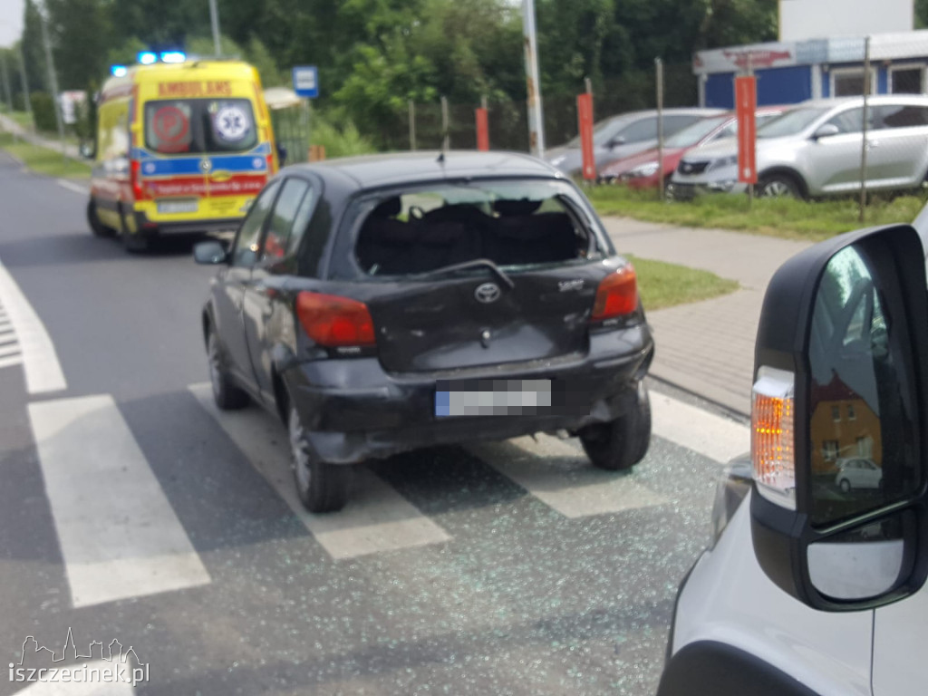 Kolizja i potrącenie na pasach. Utrudnienia na Sikorskiego