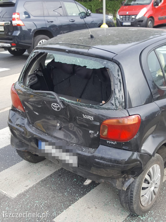Kolizja i potrącenie na pasach. Utrudnienia na Sikorskiego