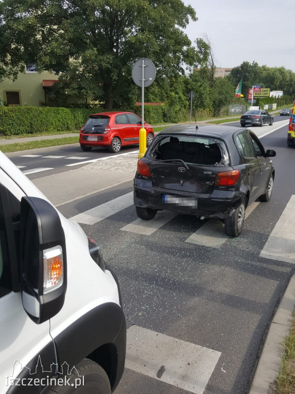 Kolizja i potrącenie na pasach. Utrudnienia na Sikorskiego